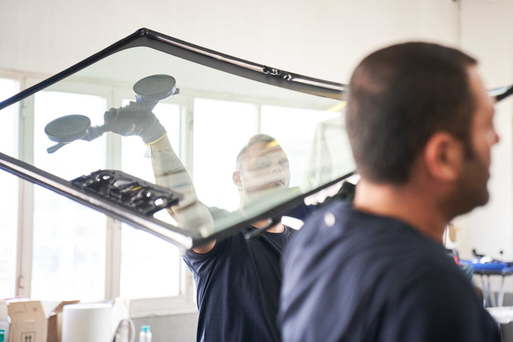 Carrozzeria Motorauto è Vetrocar Arezzo |Sostituzione parabrezza,riparazione parabrezza, sostituzione lunotto e finestrini, oscuramento vetri,calibrazione ADAS trattamento antipioggia
